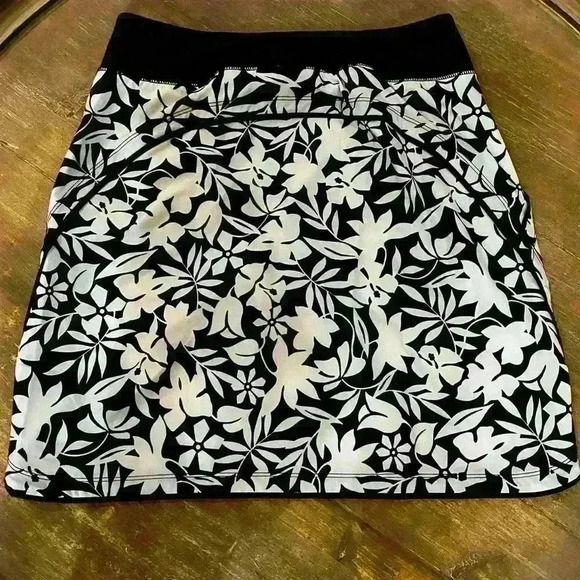 Lands End Size 2 Swim Skort Pretty Floral Design Summer Pool Beach Active Black - Picture 2 of 8